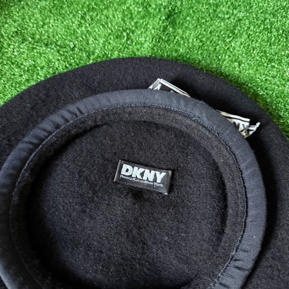 DKNY Women’s Black Felt Beret Tam Boho Hat OS w/ White Contrast Signature Bow - Picture 8 of 10